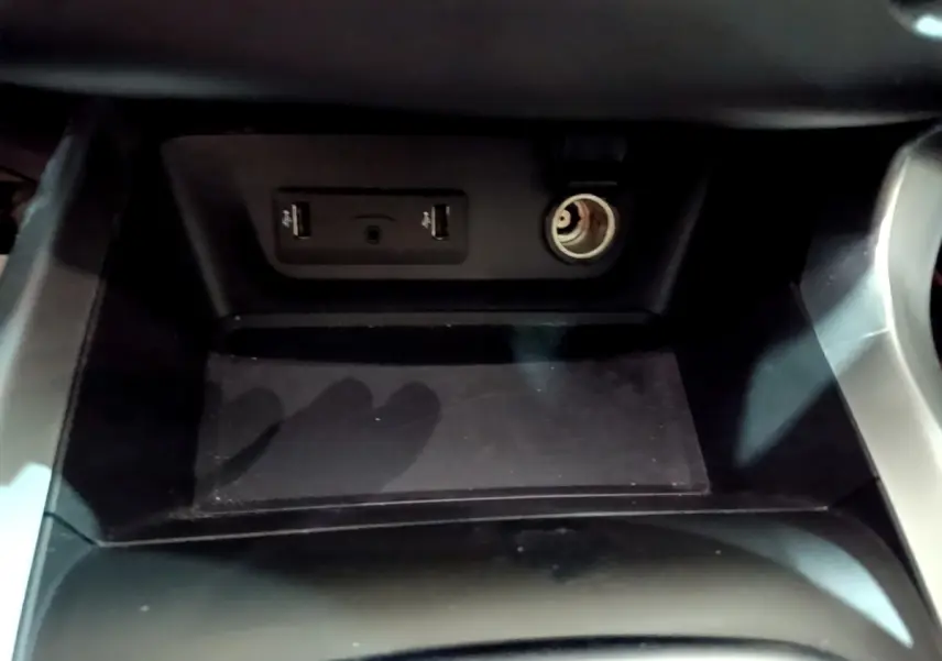 Prise USB double et prise 12V dans la console centrale noire du Renault Kadjar Intens Energy TCe 130 2018.