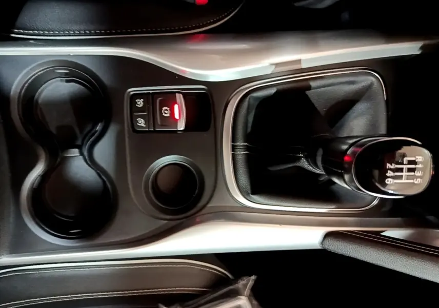 Vue rapprochée de la console centrale noire du Renault Kadjar Intens 2018 avec levier de vitesses manuel et frein à main électrique.