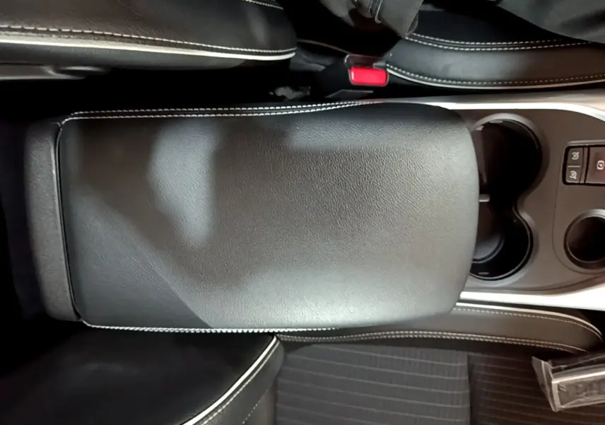 Vue plongeante sur l'accoudoir central noir avec surpiqûres blanches du Renault Kadjar Intens 2018