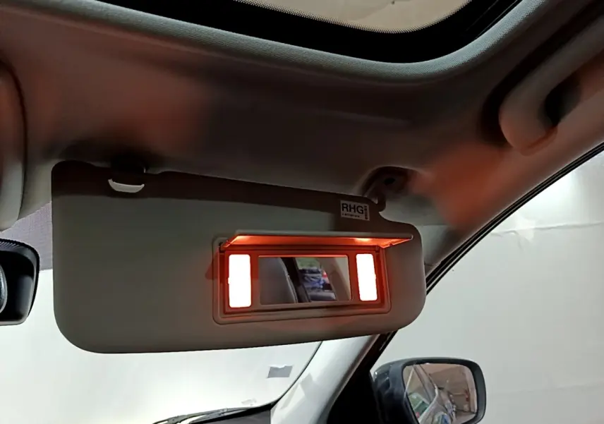 Miroir de courtoisie éclairé sur pare-soleil côté conducteur dans l'habitacle d'un Renault Kadjar noir de 2018.