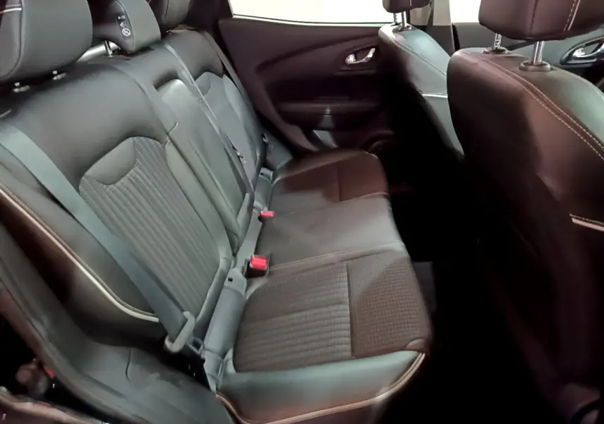 Vue intérieure du siège arrière noir du Renault Kadjar Intens Energy TCe 130 avec ceintures et appuie-têtes visibles.