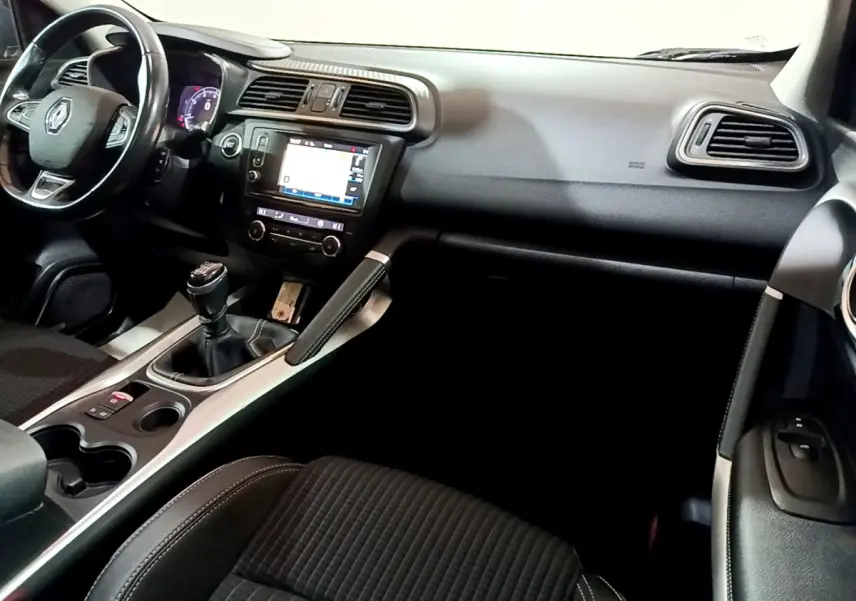 Intérieur Renault Kadjar Intens 2018 vu côté passager, tableau de bord noir avec écran tactile et volant cuir.