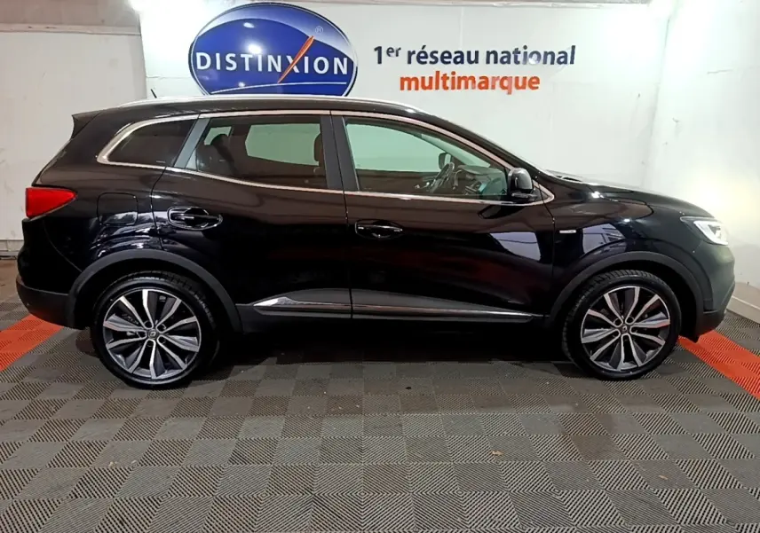 Profil droit du Renault Kadjar Intens Energy TCe 130 noir, avec jantes alliage et barres de toit chromées.