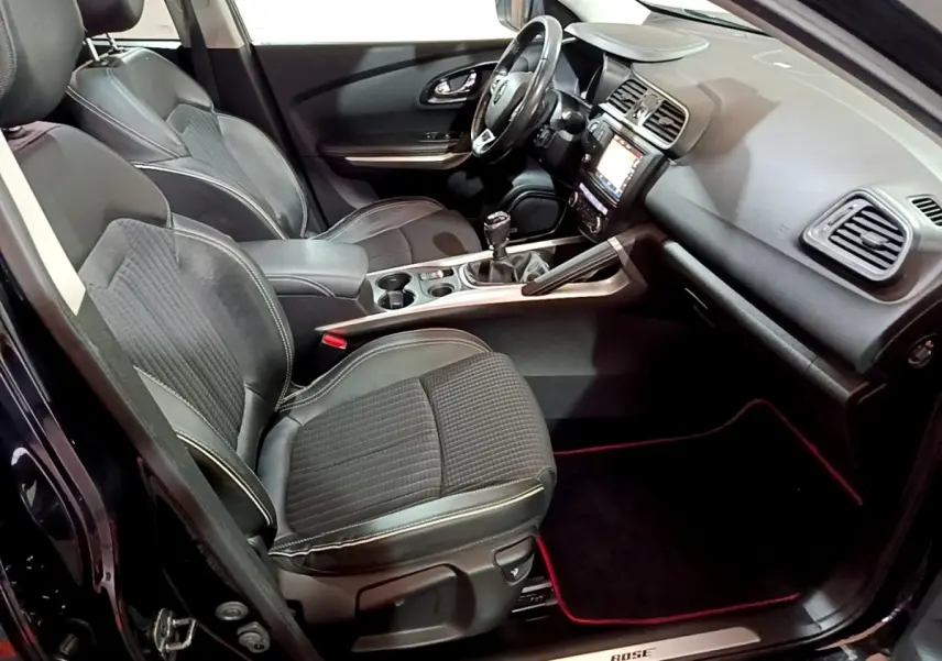 Intérieur noir du Renault Kadjar Intens 2018, vue côté conducteur avec tableau de bord et sièges en tissu et cuir.