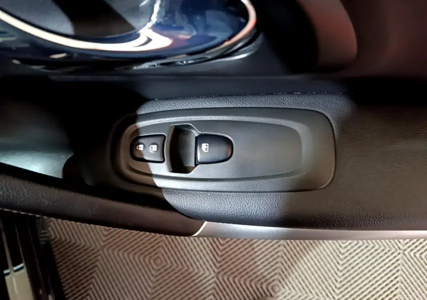 Gros plan sur les commandes de verrouillage des portes côté conducteur du Renault Kadjar Intens noir de 2018.