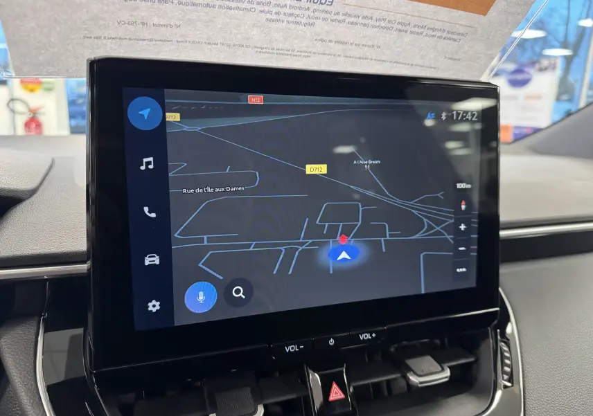 Écran tactile central affichant la navigation GPS dans l’habitacle d’une Suzuki Swace bleue, vue intérieure avant.