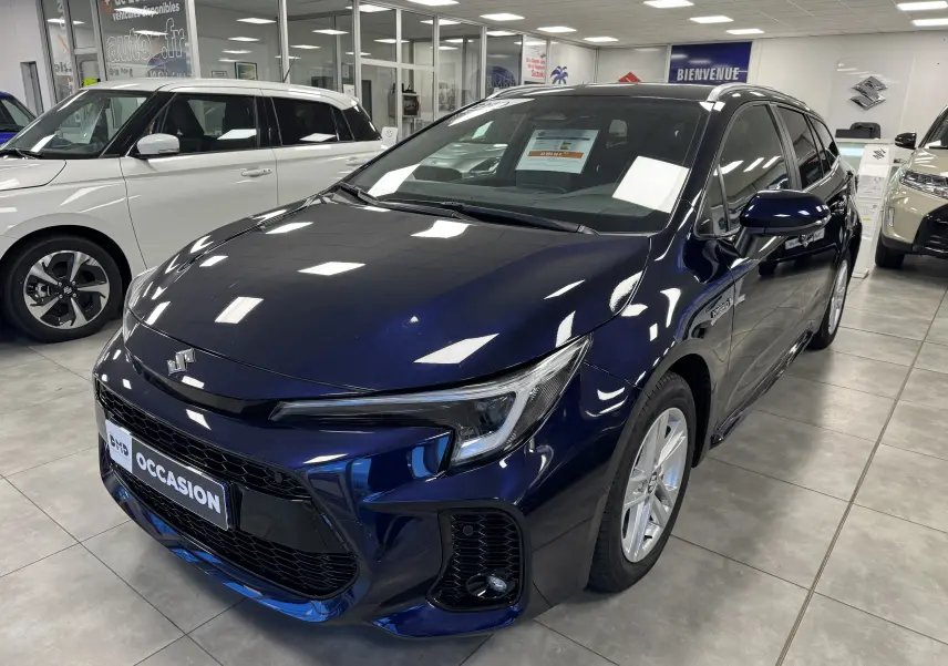 Suzuki Swace bleu 2025 en 3/4 avant droit, avec calandre noire et jantes argentées en showroom.