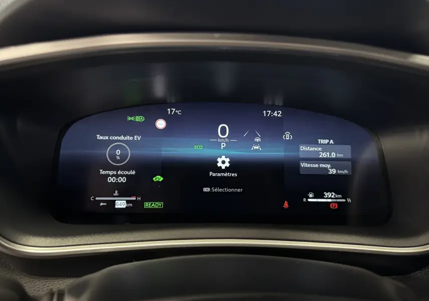 Vue rapprochée du tableau de bord numérique de la Suzuki Swace hybride, affichant vitesse, température et paramètres.