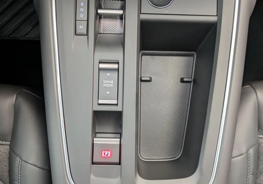 Vue plongeante sur la console centrale gris platinium du Citroën C5 Aircross hybride avec bouton start/stop et commandes de boîte auto.