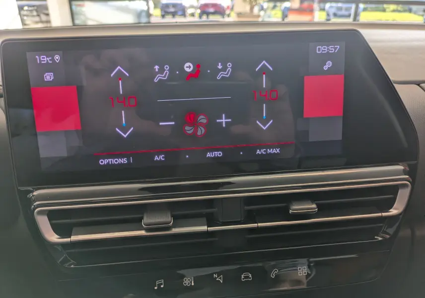 Écran tactile central du tableau de bord du Citroën C5 Aircross hybride 2025, affichant la climatisation automatique.