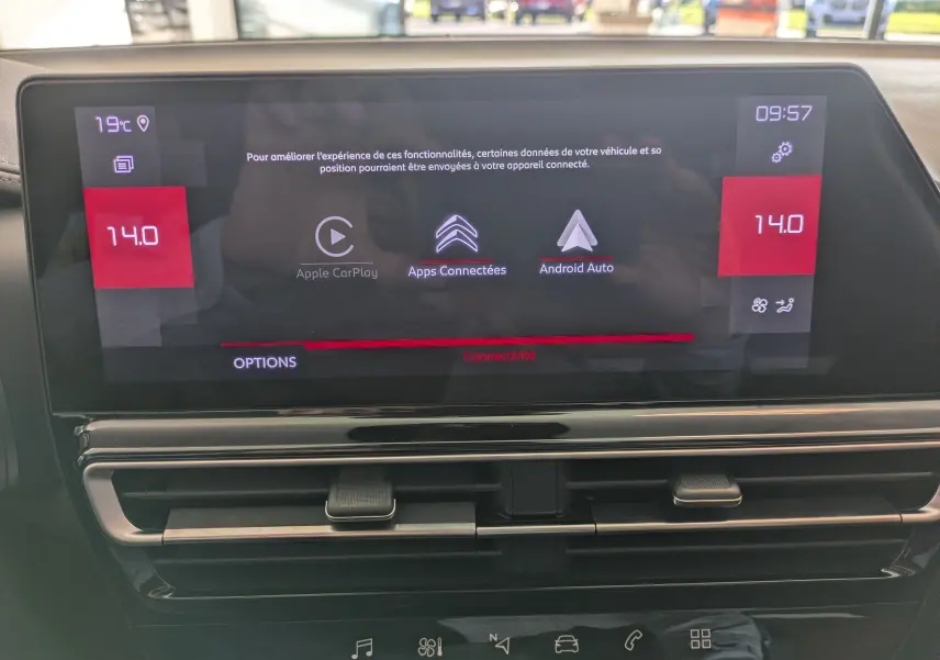 Écran tactile central du Citroën C5 Aircross gris platinium, affichant les options Apple CarPlay et Android Auto.