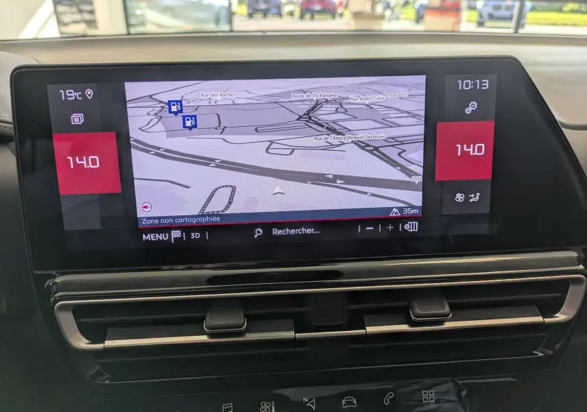 Écran tactile central du tableau de bord du Citroën C5 Aircross gris platinium, affichant la navigation et la climatisation.
