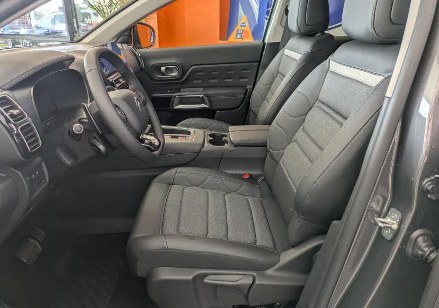 Vue intérieure côté conducteur du Citroën C5 Aircross gris platinium, sièges tissu/TEP et volant cuir croûte.