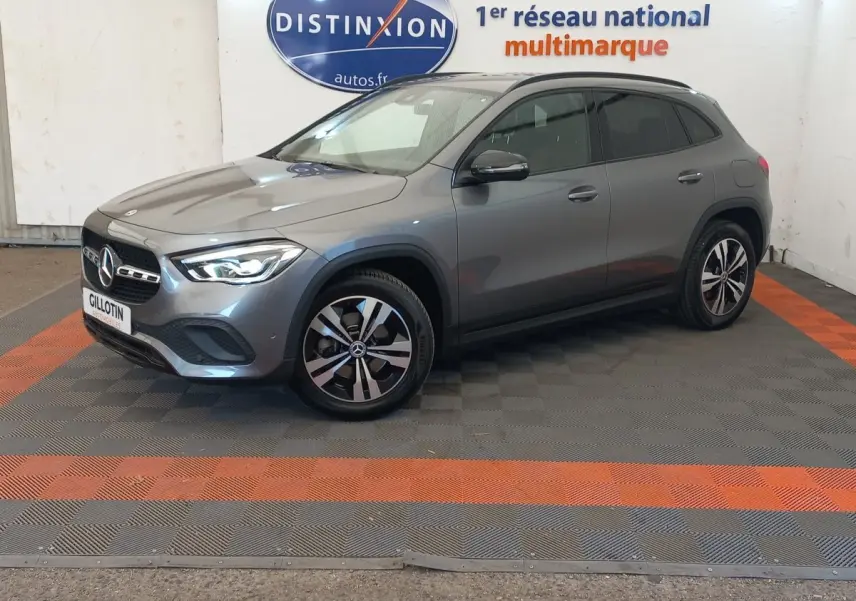 Mercedes GLA 200 Business Line gris foncé vue 3/4 avant droit, avec jantes distinctives et phares LED allumés.