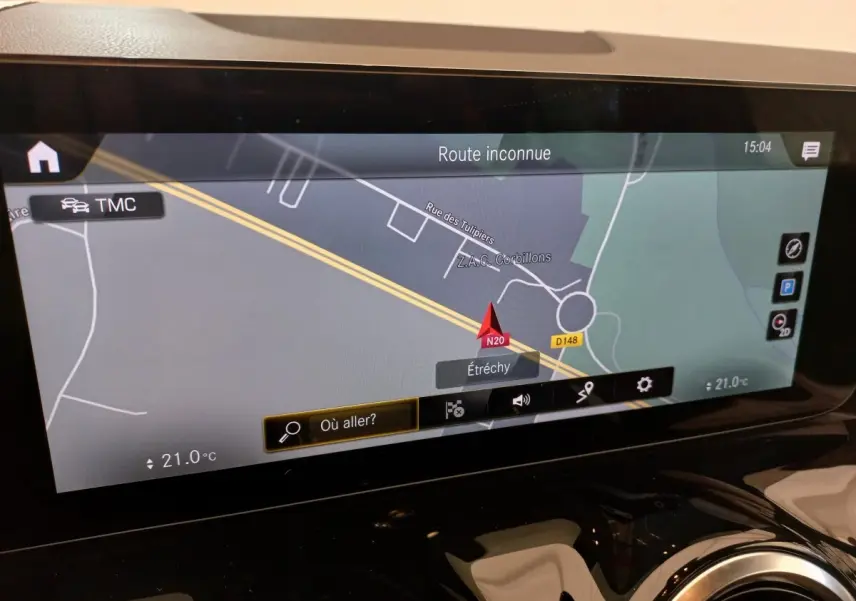 Écran tactile du système de navigation 10,3 pouces du Mercedes GLA 200 Business Line, affichant une carte en intérieur.