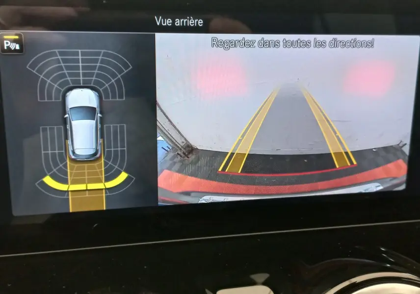 Affichage caméra de recul et capteurs de stationnement du Mercedes GLA 200 Business Line essence gris foncé, vue arrière.
