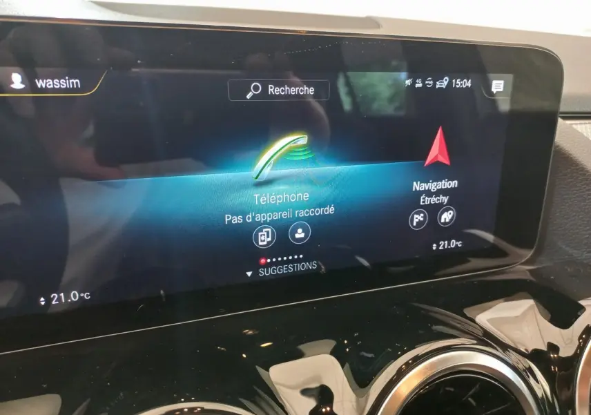 Écran tactile central affichant navigation et téléphone dans l’habitacle d’une Mercedes GLA 200 Business Line 2021.