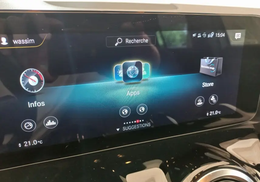 Écran tactile central du tableau de bord du Mercedes GLA 200 Business Line 2021 affichant le menu des applications.