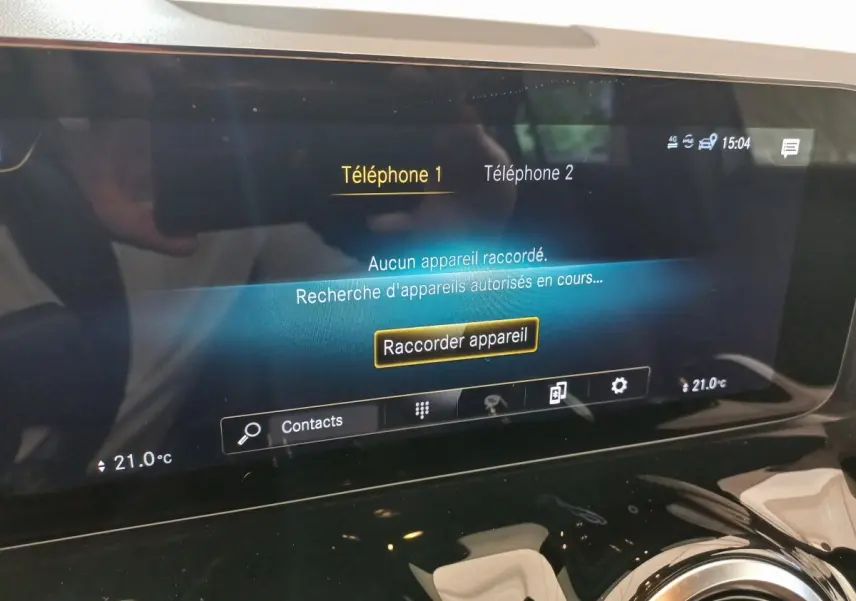 Écran tactile central du tableau de bord du Mercedes GLA 200 Business Line 2021 affichant la connexion Bluetooth.