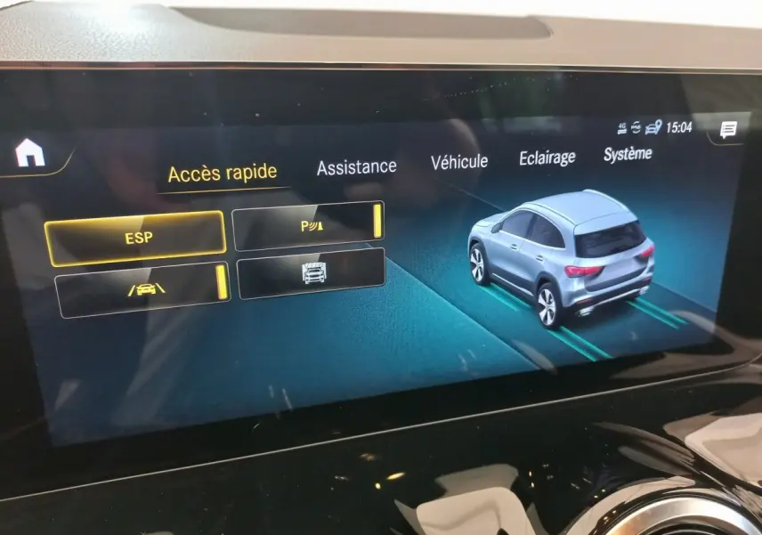 Écran tactile intérieur montrant l'interface d'assistance avec une voiture grise vue en 3/4 arrière.