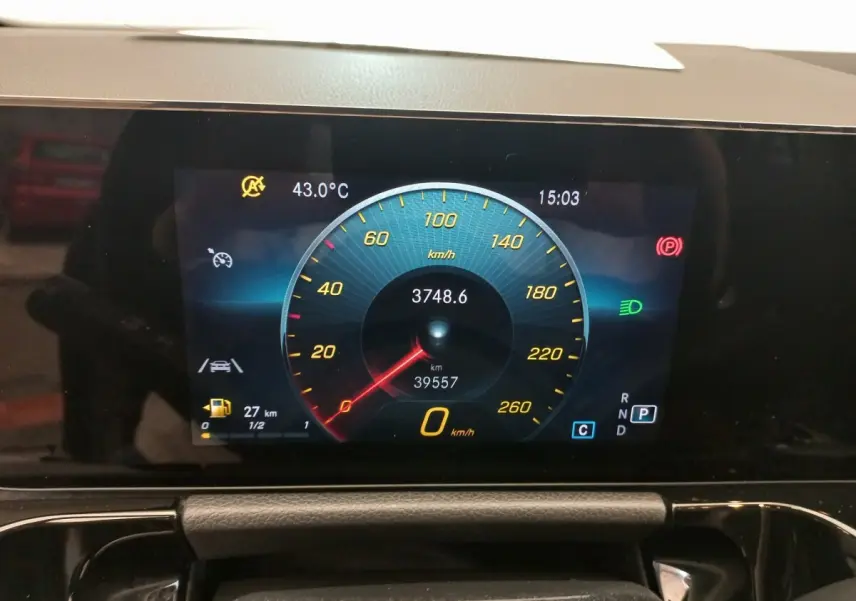 Affichage numérique du tableau de bord du Mercedes GLA 200 Business Line, vitesse à 0 km/h, température 43°C, mode parking activé.