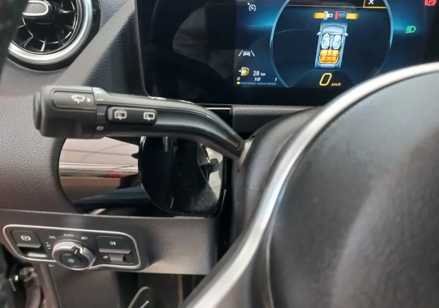 Vue rapprochée du tableau de bord et du volant noir d’une Mercedes GLA 200 Business Line avec affichage numérique couleur.