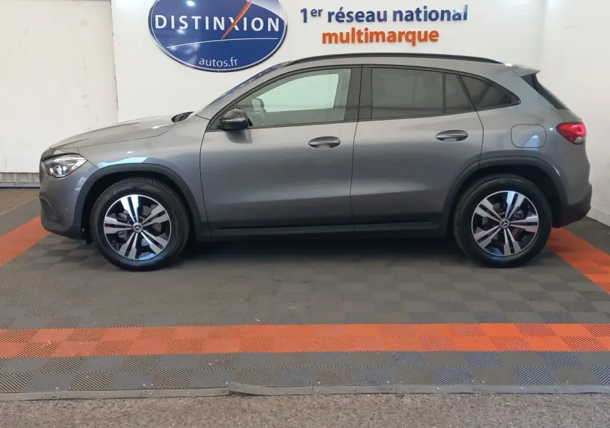 Vue latérale droite d'un Mercedes GLA 200 Business Line gris foncé avec jantes alliage et toit noir.