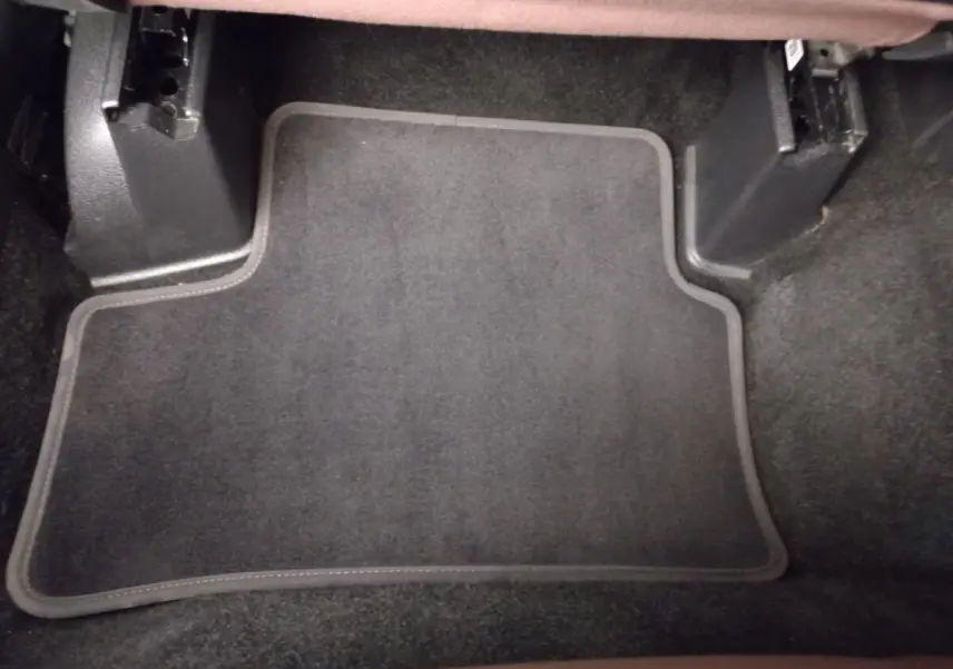 Tapis de sol noir vu de dessus à l'arrière d'un Mercedes GLA 200 Business Line gris foncé.