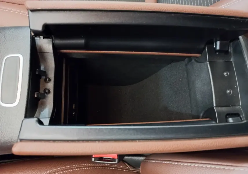 Vue plongeante sur le rangement central intérieur en cuir marron du Mercedes GLA 200 Business Line 2021.