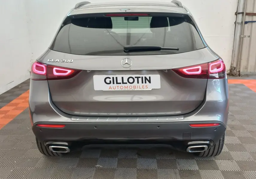 Vue arrière d’un Mercedes GLA 200 gris foncé avec feux LED allumés et double sortie d’échappement rectangulaire.