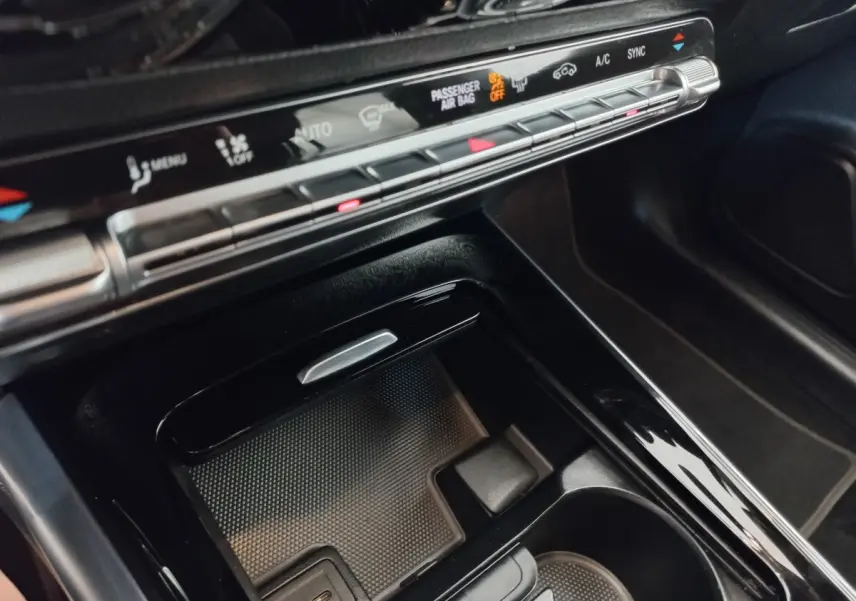 Vue rapprochée de la console centrale noire du Mercedes GLA 200 Business Line 2021, avec commandes climatisation et ports USB visibles.