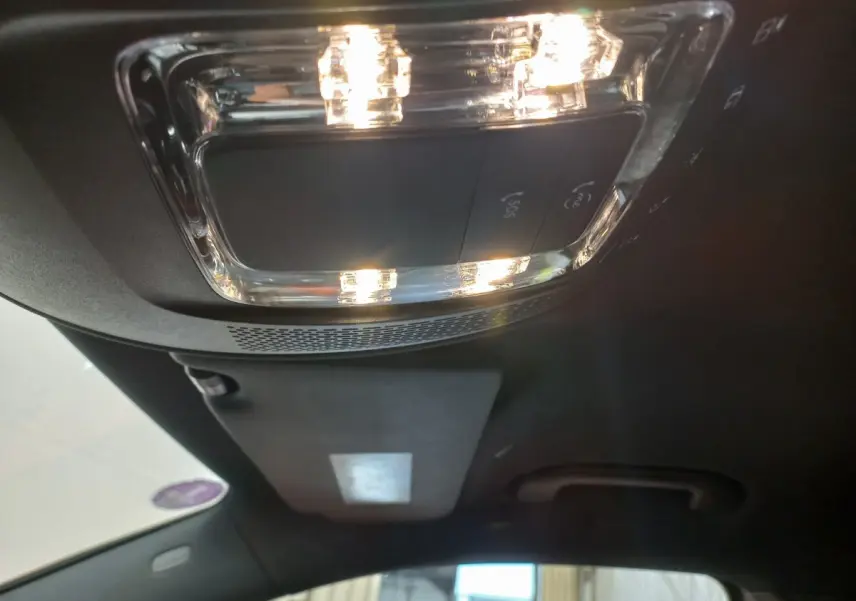 Plafonnier intérieur allumé avec boutons SOS et appel dans un Mercedes GLA 200 Business Line gris foncé, vue de l’habitacle.