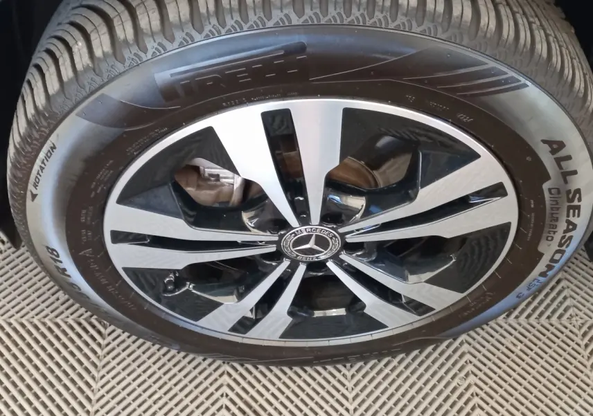 Gros plan sur la jante alliage bicolore et pneu Pirelli All Season du Mercedes GLA gris foncé.