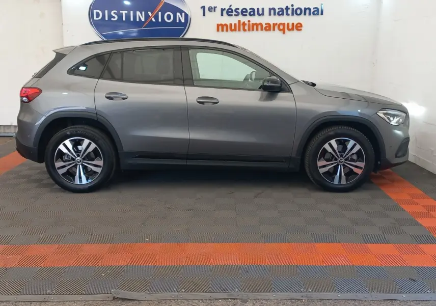 Vue latérale droite d'un Mercedes GLA 200 Business Line gris foncé, avec jantes alliage et rétroviseurs noirs.