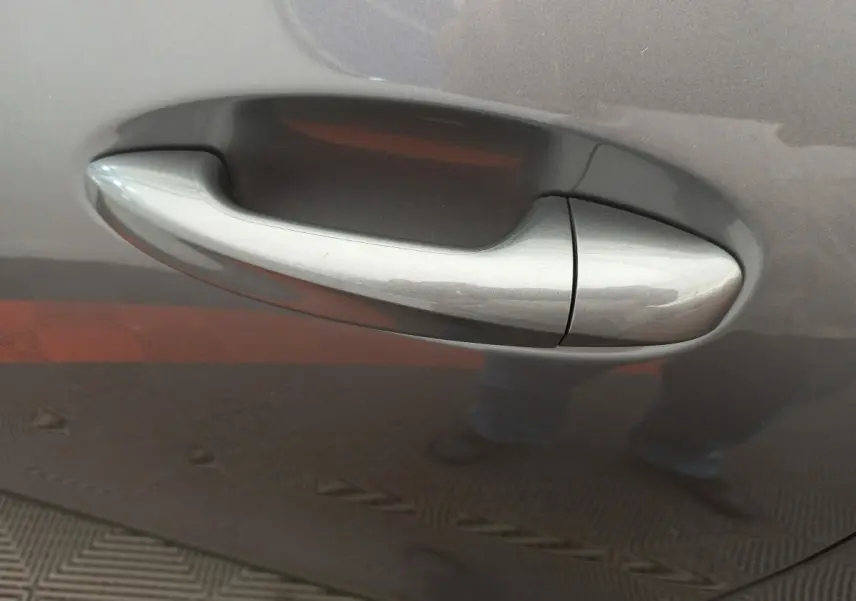 Poignée de porte côté gauche gris foncé d'une Mercedes GLA 200 Business Line 2021, vue rapprochée.