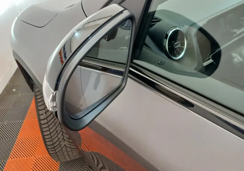 Rétroviseur côté gauche d’un Mercedes GLA 200 Business Line gris foncé avec partie avant et tableau de bord visible.