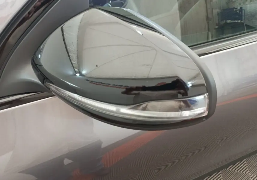 Rétroviseur droit noir brillant avec clignotant intégré sur Mercedes GLA gris foncé, vue rapprochée côté passager.