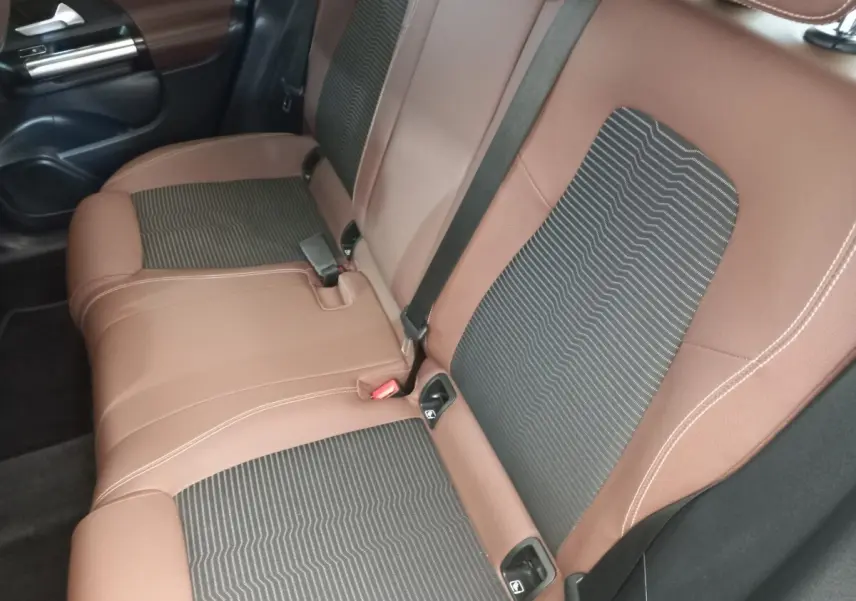 Vue intérieure côté droit sur la banquette arrière marron et noire du Mercedes GLA 200 Business Line 2021.