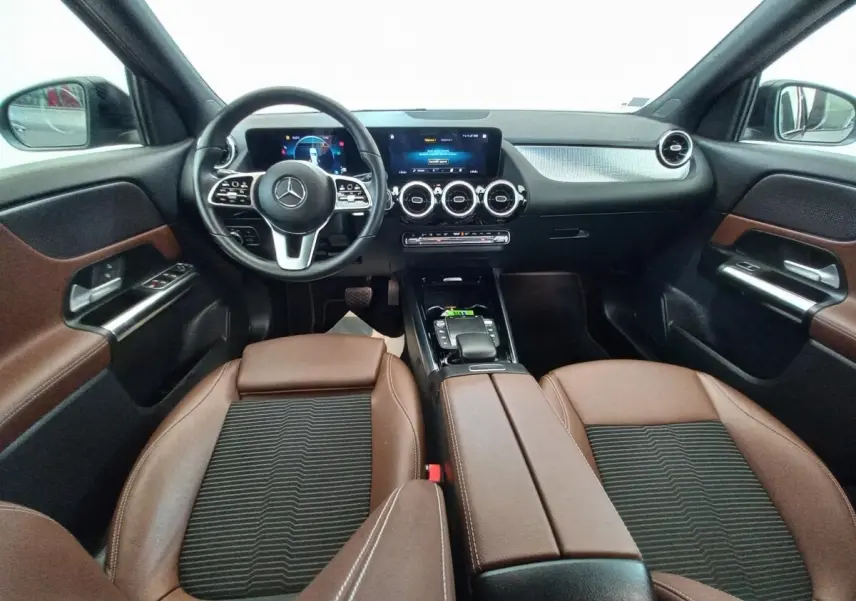 Vue intérieure avant du Mercedes GLA 200 Business Line 2021 avec sièges marron et tableau de bord numérique.