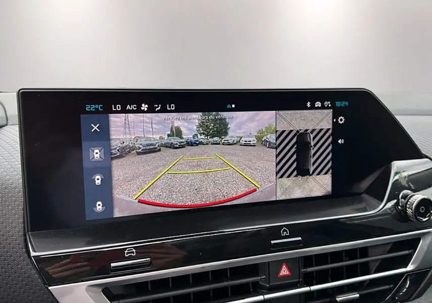 Écran tactile intérieur de la Citroën C4 2024 montrant la caméra de recul et l’aide au stationnement.
