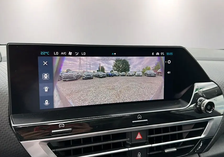 Écran tactile intérieur montrant la caméra de recul dans une Citroën C4 gris, vue de face du tableau de bord.