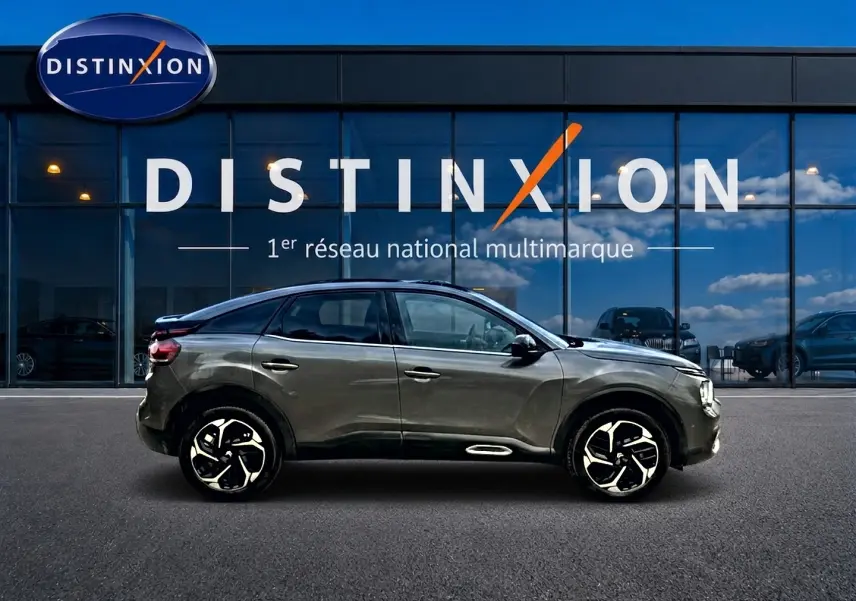 Profil droit d'une Citroën C4 1.5 BlueHDi 130 gris métallisé avec jantes alliage noires et chromées.
