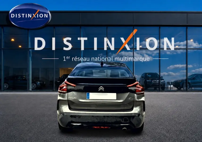 Vue arrière d'une Citroën C4 gris métallisé 2024, avec feux LED caractéristiques et logo distinctif au centre.