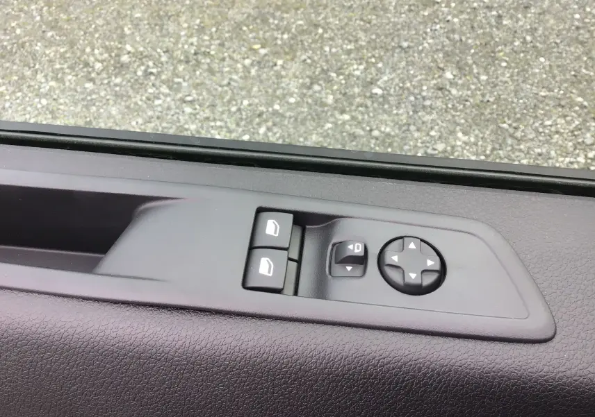 Panneau de commande des vitres et rétroviseurs côté conducteur sur porte intérieure grise d'un Citroën Jumpy Cabine Approfondie.