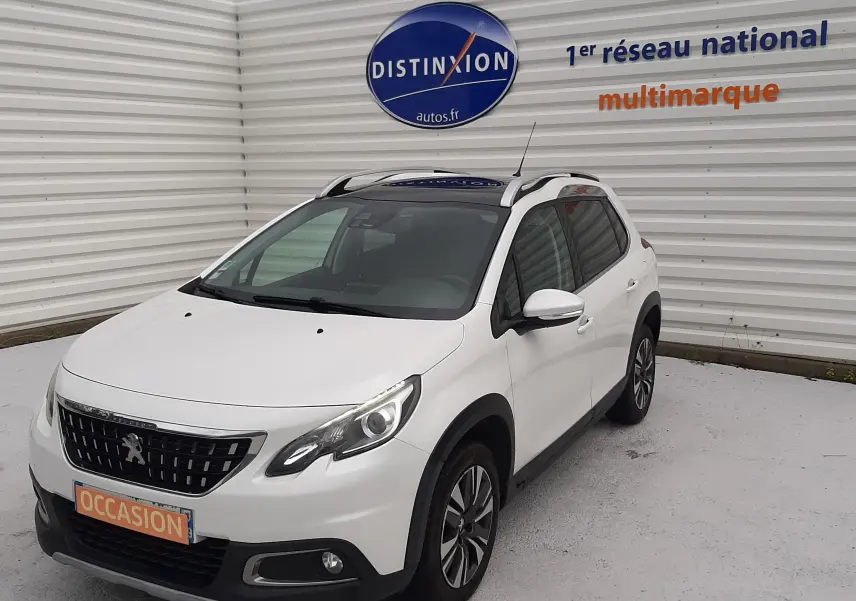 Peugeot 2008 blanc vue 3/4 avant droit, avec toit ouvrant et jantes alliage bicolores visibles.