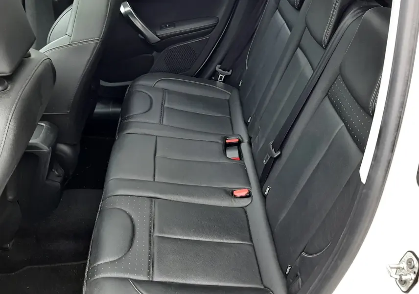 Vue intérieure côté droit montrant la banquette arrière en cuir noir du Peugeot 2008 blanc de 2017.