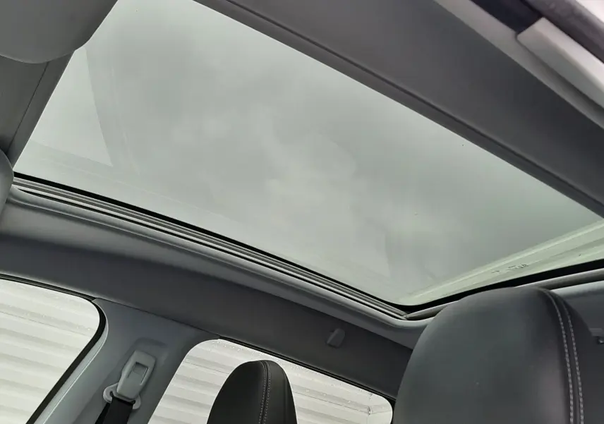 Toit panoramique en verre et sièges avant en cuir noir à l'intérieur d'un Peugeot 2008 blanc de 2017.