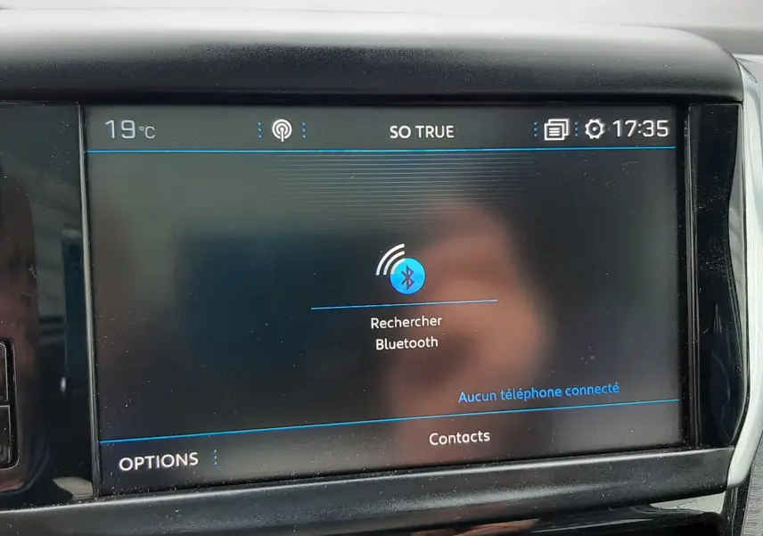 Écran tactile central du Peugeot 2008 blanc 2017 affichant la recherche Bluetooth à 17h35