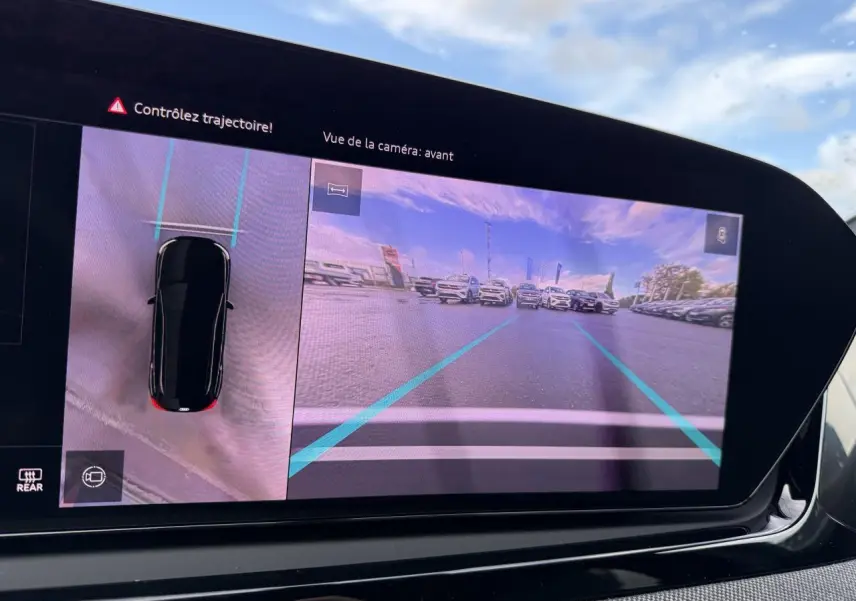 Vue écran MMI montrant la caméra avant et la vue 3D du véhicule Audi A5 blanc glacier métallisé en stationnement.