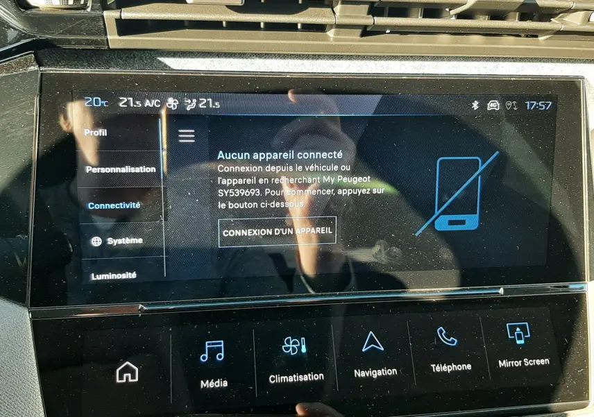Écran tactile central de la Peugeot 308 Bleu Obsession 2025 affichant le menu de connexion des appareils.